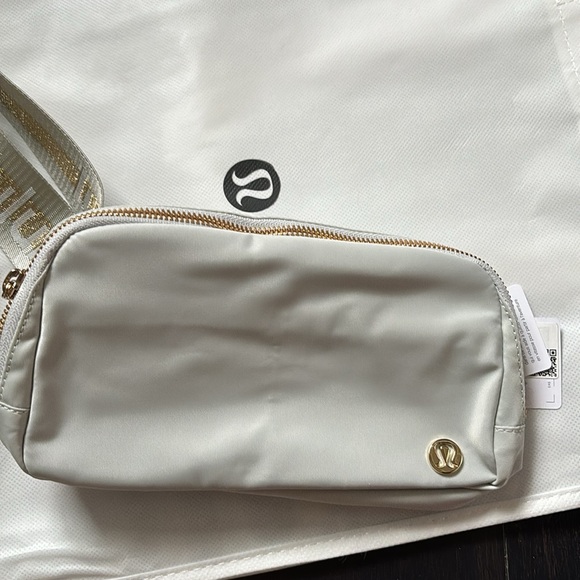 Lululemon Everywhere Belt Bag Vapor Gold White Wordmark Logo Crossbody Bag NWT - Picture 7 of 10